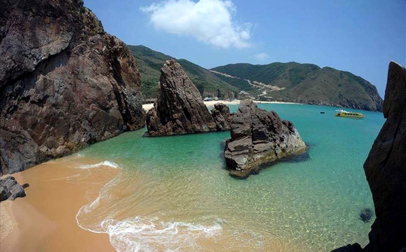 Du khách tìm đến Nhơn Lý du lịch ngày càng nhiều.