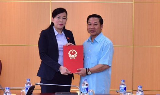 Trưởng Ban Dân nguyện Nguyễn Thanh Hải trao quyết định cho tân Phó Ban Dân nguyện Lưu Bình Nhưỡng. Ảnh: VGP