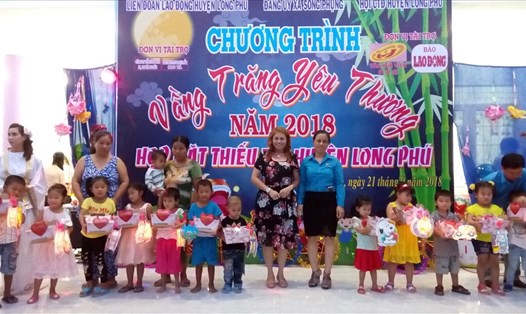 Lãnh đạo LĐLĐ huyện Long Phú trao quà cho các em