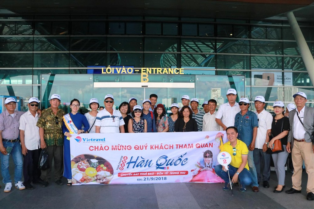 Các hành khách trong chuyến bay Charter bay thẳng Đà Nẵng – Hàn Quốc, mở đầu hành trình khám phá xứ sở Kim chi nhân dịp Tết trung thu (Chuseok) do Cty Vietravel tổ chức. 