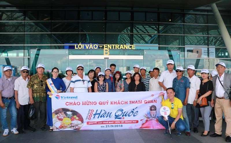 Các hành khách trong chuyến bay Charter bay thẳng Đà Nẵng – Hàn Quốc, mở đầu hành trình khám phá xứ sở Kim chi nhân dịp Tết trung thu (Chuseok) do Cty Vietravel tổ chức.