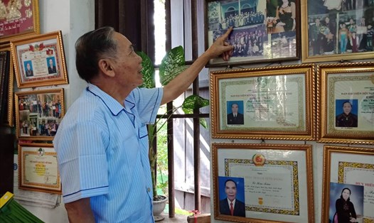 Cụ Toàn chia sẻ về những bức ảnh kỷ niệm chụp chung với Chủ tịch Nước Trần Đại Quang. Ảnh: NT