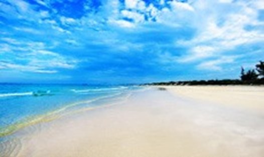 Bãi Dài - một trong những bãi biển hoang sơ, yên bình rất thu hút du khách tại Cam Ranh. Ảnh: PV