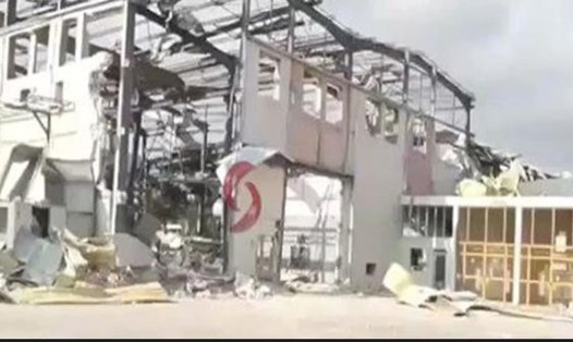 Nhà máy ở Latakia bị hủy hoại sau cuộc không kích. Ảnh: Ynet. 