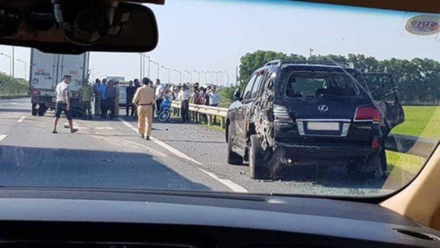 Hiện trường vụ tai nạn khiến tài xế xe Lexus tử vong. Ảnh: FB.