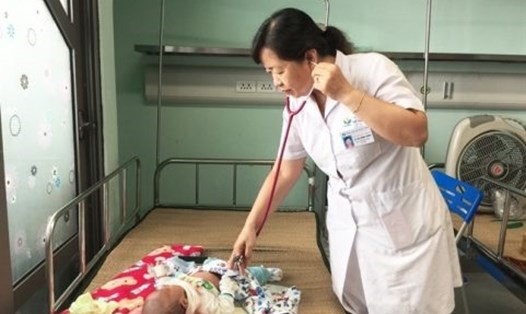 PGS Lê Thị Hồng Hanh - Phó trưởng khoa Hô hấp (Bệnh viện Nhi Trung ương) -  thăm khám cho một bệnh nhi viêm phổi do nhiễm virus hợp bào hô hấp