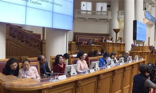 Phó Chủ tịch Nước Đặng Thị Ngọc Thịnh (áo đỏ, thứ hai từ trái sang) tại Phiên họp toàn thể của Diễn đàn Phụ nữ Á-Âu lần thứ hai. Ảnh: TTXVN. 