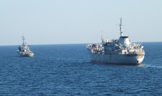 Tàu hải quân Ukraina đi vào vùng đặc quyền kinh tế Nga. Ảnh: TASS