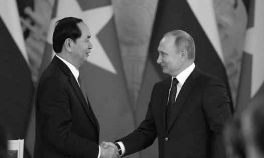 Trang Facebook của Đại sứ quán Nga tại Việt Nam thay hình bìa bằng ảnh đen trắng chụp Tổng thống Vladimir Putin và Chủ tịch Nước Trần Đại Quang. Ảnh: FB Đại sứ quán Nga