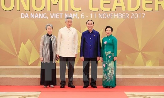 Chủ tịch Nước Trần Đại Quang và Phu nhân đón tiếp vợ chồng Thủ tướng Singapore Lý Hiển Long tại hội nghị APEC, Đà Nẵng, tháng 11.2017. Ảnh: TTXVN
