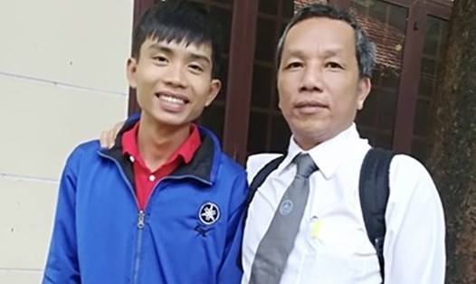 Tuấn và luật sư Lộc ngày được toà cấp cao minh oan. 