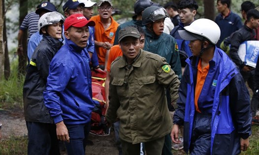 Lực lượng cứu hộ đưa thi thể nạn nhân ra khỏi khu vực thác Datanla (ảnh: kenh14.vn). 
