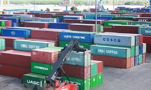 Hình ảnh bốc dỡ container hàng hoá tại cảng Cát Lái (TPHCM). Ảnh: H.H