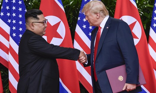 Tổng thống Donald Trump và nhà lãnh đạo Kim Jong-un tại hội nghị thượng đỉnh Mỹ-Triều ở Singapore. Ảnh: AP