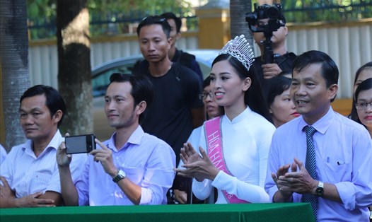 Hoa hậu Trần Tiểu Vy về thăm Trường THPT Trần Quý Cáp - nơi cô từng theo học. Ảnh: Hoàng Vinh