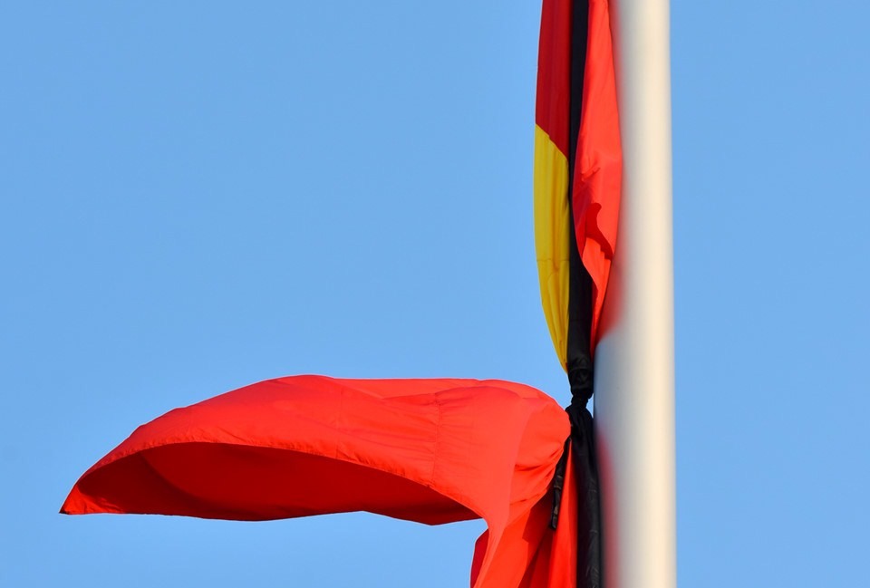 Treo cờ rủ trong Lễ Quốc tang: Với tinh thần đoàn kết và sự sống động của đất nước, treo cờ rủ đã trở thành biểu tượng của tình yêu quê hương trong những dịp quan trọng. Trong Lễ Quốc tang, cờ rủ được treo tang trên toàn quốc, tôn vinh tinh thần liên minh dân tộc và tôn kính phong trào chiến đấu độc lập tự do của dân tộc Việt Nam.