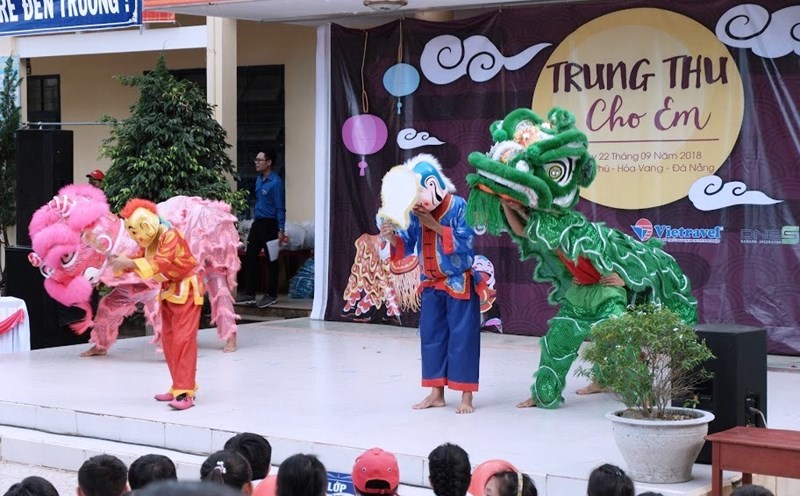 Chương trình "Vui hội trăng rằm" do Vietravel Chi nhánh Đà nẵng phối hợp Đoàn thanh niên Sở Công thương Đà Nẵng tổ chức cho các em học sinh có hoàn cảnh khó khăn.