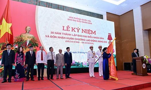 Chủ tịch Quốc hội Nguyễn Thị Kim Ngân trao tặng Huân chương Lao động hạng Nhì cho Báo Đại biểu Nhân dân. Ảnh: PV