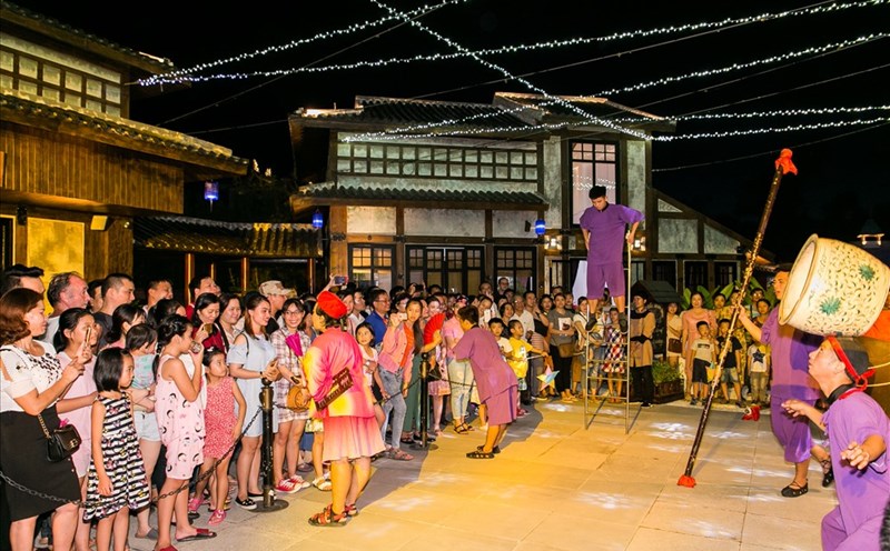 Có hơn 5000 du khách tham gia lễ hội "Trăng thương cảng".