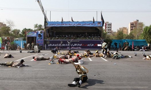 Những người bị thương trong vụ tấn công lễ duyệt binh ở thành phố Ahvaz, Iran hôm 22.9. Ảnh: AFP