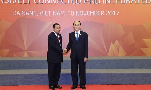 Chủ tịch Nước Trần Đại Quang đón Thủ tướng Campuchia Samdech Techo Hun Sen dự Đối thoại Cấp cao APEC - ASEAN. Ảnh: VGP.