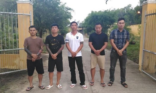 Các đối tượng Vi, Huy, Việt, Trường và  Đông (thứ tự từ trái sang) bị công an bắt giữ. (ảnh: Công an cung cấp) 