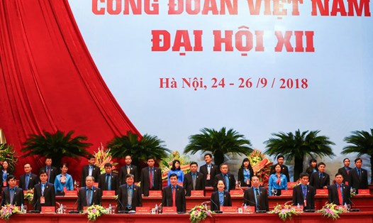 Đoàn Chủ tịch Đại hội XII Công đoàn Việt Nam ra mắt đại hội. Ảnh: SƠN TÙNG