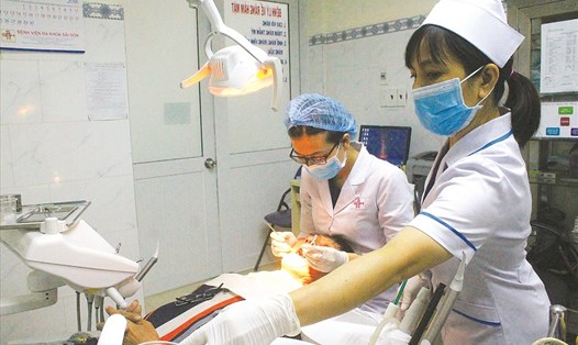 Bác sĩ đang thực hiện quy trình tẩy trắng răng cho bệnh nhân.
