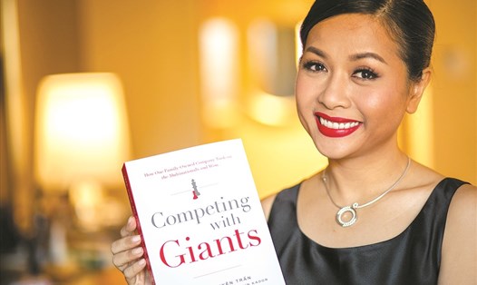 “Competing with Giants” của tác giả Trần Uyên Phương đang sốt trong giới doanh nhân Việt.