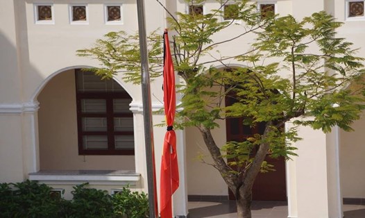 Trường THPT Kim Sơn B - ngôi trường Chủ tịch Nước Trần Đại Quang từng theo học đã treo cờ rủ tưởng niệm. Ảnh: N.T