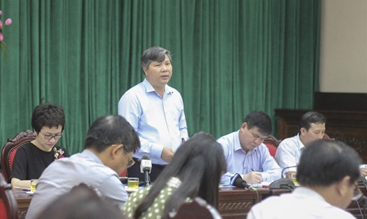 Ông Nguyễn Đức Hòa - Giám đốc Bảo hiểm Xã hội thành phố Hà Nội trả lời các câu hỏi tại giao ban báo chí. Ảnh TV