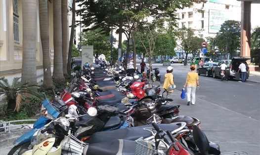 Bãi giữ xe máy trên vỉa hè đường Hải Triều (Q.1, TPHCM).  Ảnh: M.Q