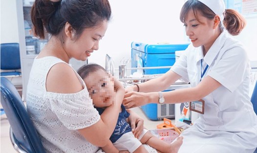 Tiêm phòng vắc xin để bảo vệ trẻ.