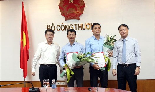 Thứ trưởng Đỗ Thắng Hải (phải) và Vụ trưởng Vụ Tổ chức cán bộ (trái) trao Quyết định bổ nhiệm cho hai đồng chí 