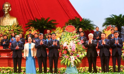 Tổng Bí thư Nguyễn Phú Trọng tặng hoa và giao nhiệm vụ cho tổ chức Công đoàn.