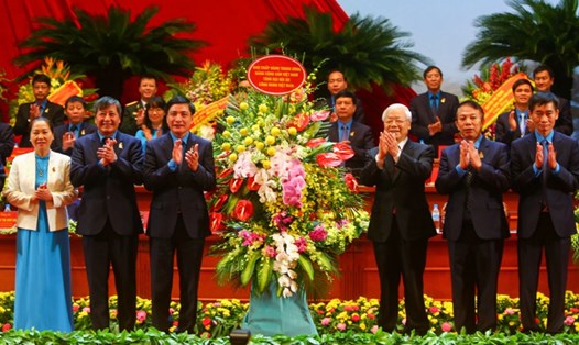 Tổng Bí thư Nguyễn Phú Trọng (thứ ba từ phải sang) tặng lẵng hoa chúc mừng tới Đại hội XII Công đoàn Việt Nam. Ảnh: SƠN TÙNG