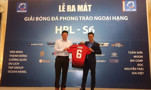 TGĐ Kansai Paint Việt Nam, ông Chan Chee Meng trao tặng chiếc áo đấu M.U của Pogba. Ảnh: H.A
