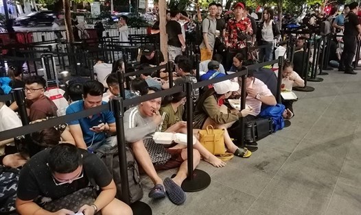 Nhiều người Việt xếp hàng trước Apple Store tại Singapore (ảnh: Khánh LP).
