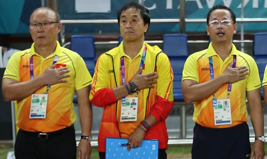 Trợ lý ngôn ngữ Lê Huy Khoa (bìa phải) xin rút lui ngay trước thềm chuẩn bị cho AFF Cup 2018. Ảnh: Đ.Đ