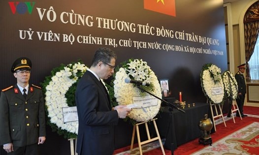 Đại sứ Việt Nam tại Trung Quốc Đặng Minh Khôi đọc điếu văn trong lễ viếng Chủ tịch Nước Trần Đại Quang sáng 26.9 tại Đại sứ quán Việt Nam tại Trung Quốc. Ảnh: VOV