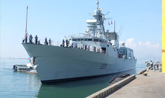 Tàu hải quân Hoàng gia Canada thăm Đà Nẵng trong 4 ngày. Ảnh: Hoàng Vinh.