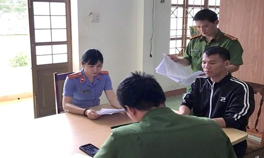 Bị can Nguyễn Duy Tuất (mặc áo khoác màu đen bên phải - PV).