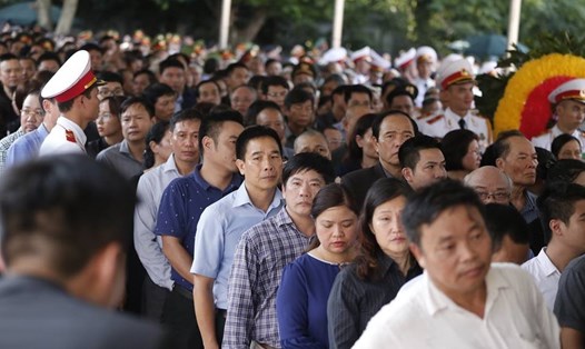 Người dân xếp hàng chờ vào viếng Chủ tịch Nước Trần Đại Quang. Ảnh: Đăng Huỳnh