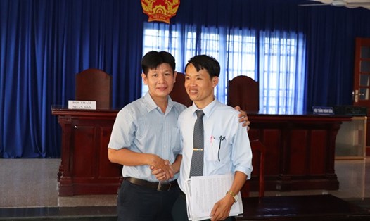Ông Tuấn (trái) và luật sư Lê Tấn Tý của Trung tâm Tư vấn pháp luật LĐLĐ tỉnh Đồng Nai sau phiên tòa.