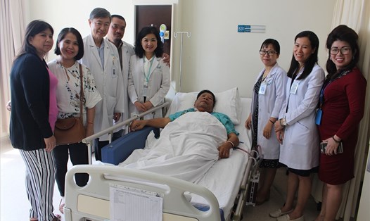Gia đình bệnh nhân được phẫu thuật u phổi thành công bằng phương pháp nội soi lồng ngực chụp ảnh lưu niệm cùng đội ngũ y bác sĩ (Ảnh: BV cung cấp)