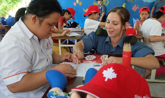 Các sĩ quan và thủy thủ tàu HMCS Calgary hải quân Hoàng gia Canada đến thăm các trẻ em bị nhiễm chất độc da cam trên địa bàn TP Đà Nẵng. 