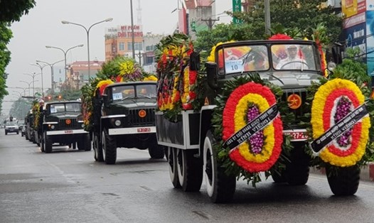 Đoàn xe đưa linh cữu Chủ tịch Nước Trần Đại Quang đi qua thành phố Ninh Bình. Ảnh: NT
