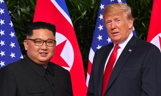 Tổng thống Donald Trump và nhà lãnh đạo Kim Jong-un trong cuộc gặp thượng đỉnh ở Singapore, tháng 6.2018. Ảnh: Reuters