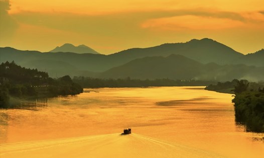 Sông Hương những ngày thu vàng. Ảnh: Zing