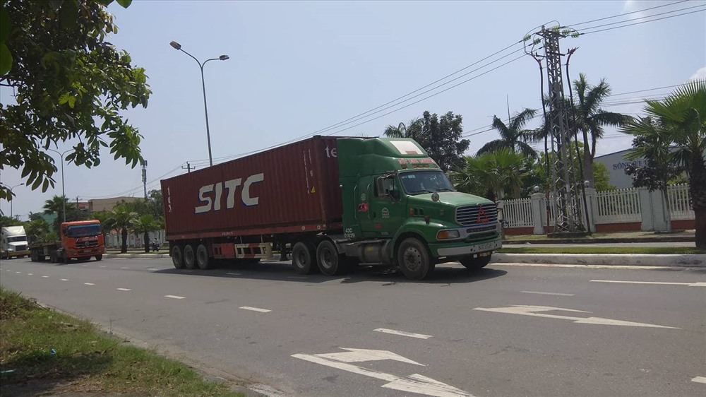 Đà Nẵng tăng giờ cấm xe container trên tuyến đường ra cảng Tiên Sa do liên tục xảy ra TNGT chết người liên quan đến xe container. ảnh: Hoàng Vinh 